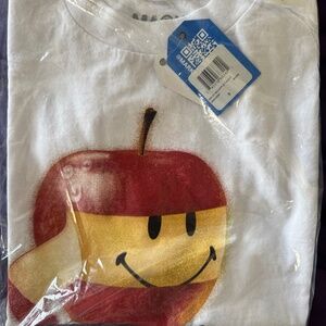 MARKET GRAPHIC TEE